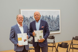 Dr. Uwe Wieczorek, Kurator der Hilti Art Foundation, und Michael Hilti, Präsident der Hilti Art Foundation, mit den zwei Bänden des Sammlungskatalogs, Foto: Sandra Maier