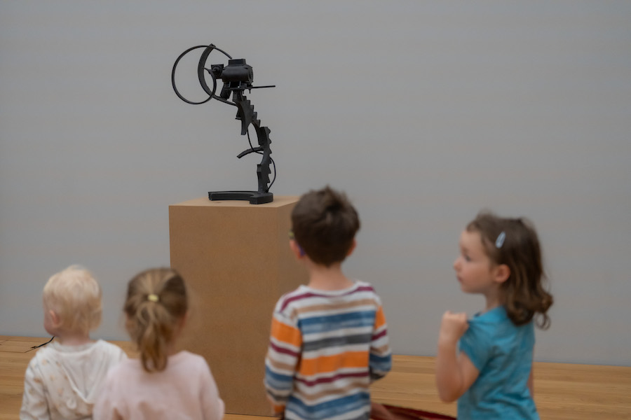 kollabor 
<br>
kleine Kinder im Kunstmuseum